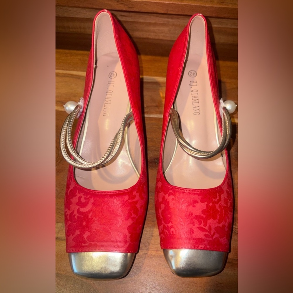 Elegant Red Mary Jane Heels with Gold Cap Toe - Picture 2 of 4